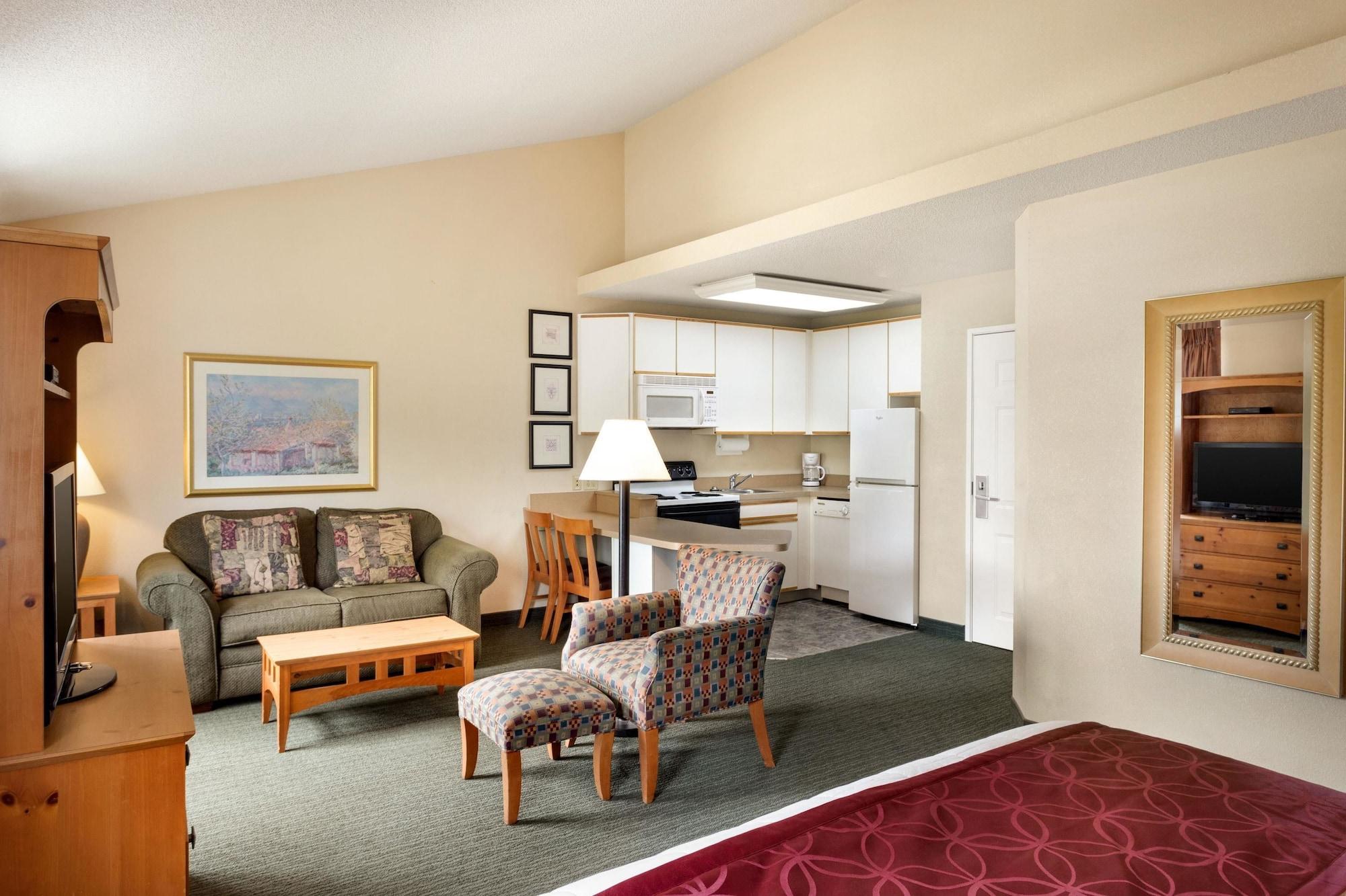 Baymont By Wyndham Wichita East Hotel Exterior photo